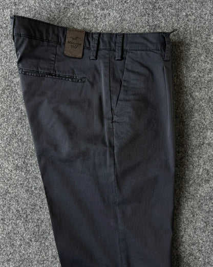 Dettagli patch logata e tasche pantalone in cotone rasato blu notte - Archivio Tessile