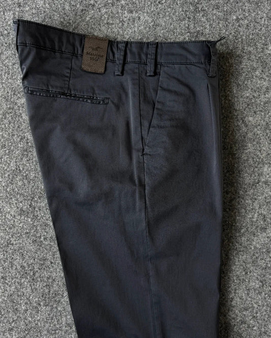 Dettagli patch logata e tasche pantalone in cotone rasato blu notte - Archivio Tessile