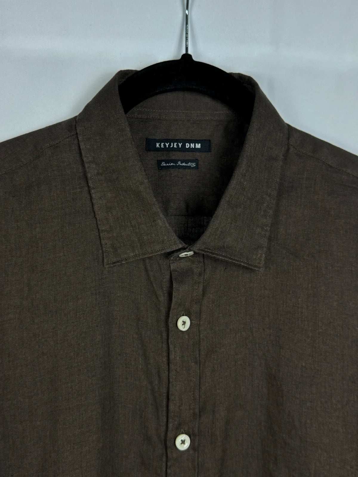 Dettagli del collo italiano camicia puro lino marrone - Archivio Tessile