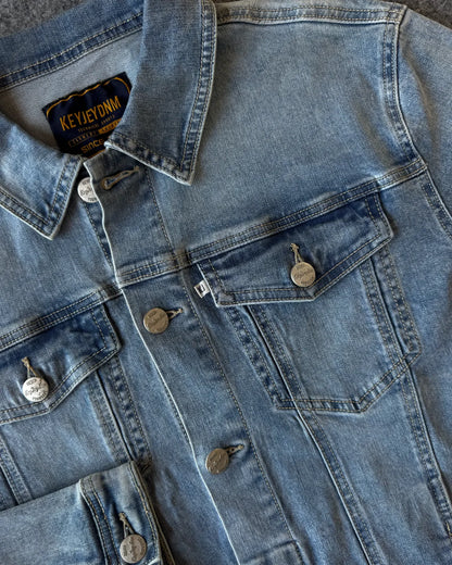 Dettaglio bottone logato e bottone polso giacca denim - Archivio Tessile