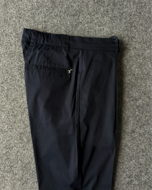 Dettaglio cintura elastica e logo metallizzato pantalone blu - Archivio Tessile