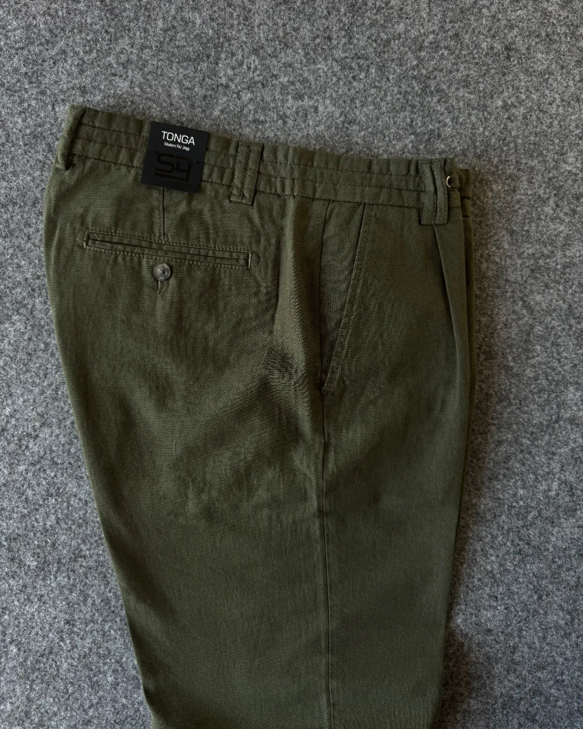 Dettaglio vita e tasca con bottone pantalone misto lino verde "Tonga" - Archivio Tessile