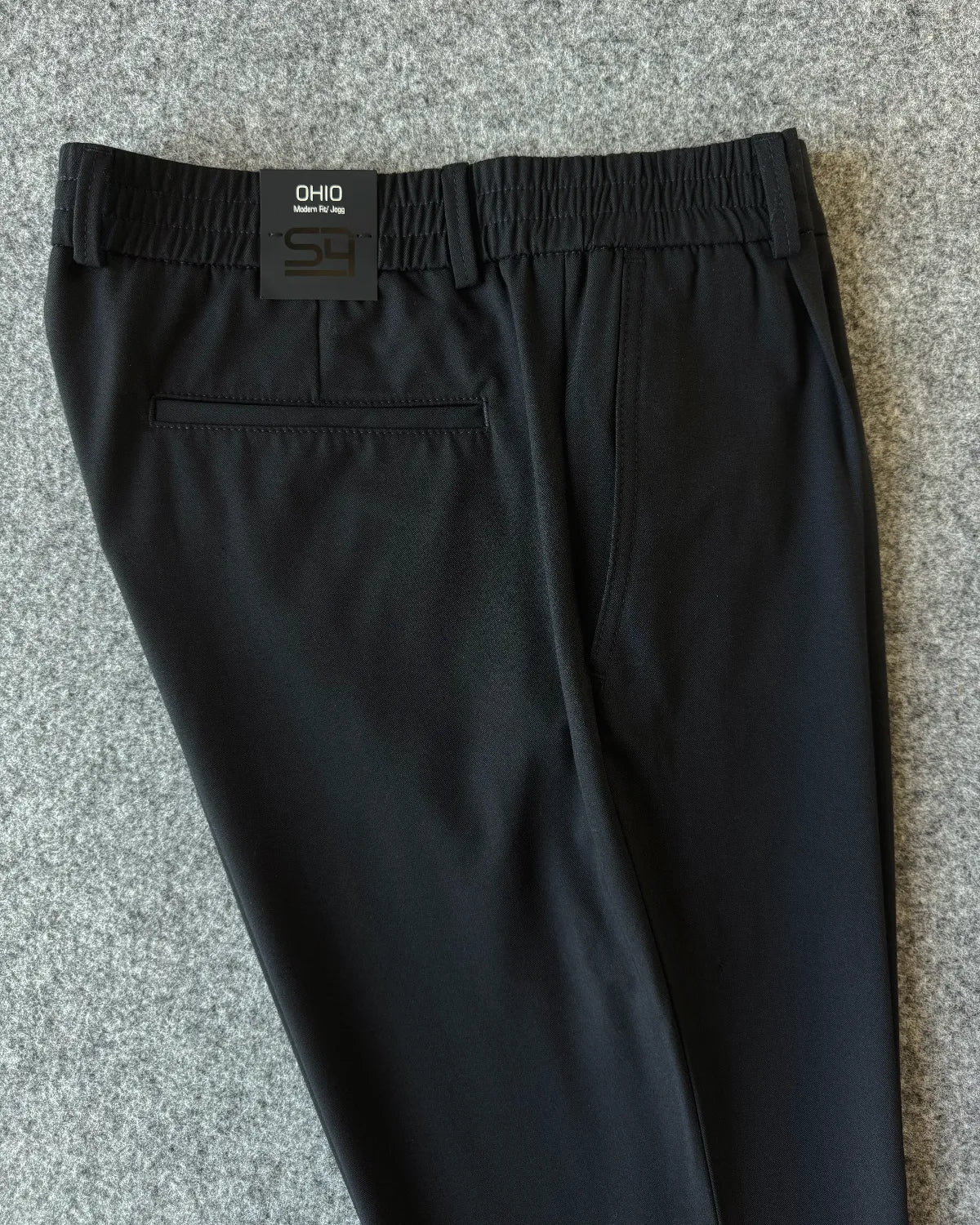 Dettaglio vita elastica e tasca posteriore pantalone blu - Archivio Tessile
