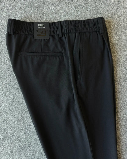 Dettaglio vita elastica e tasca posteriore pantalone blu - Archivio Tessile