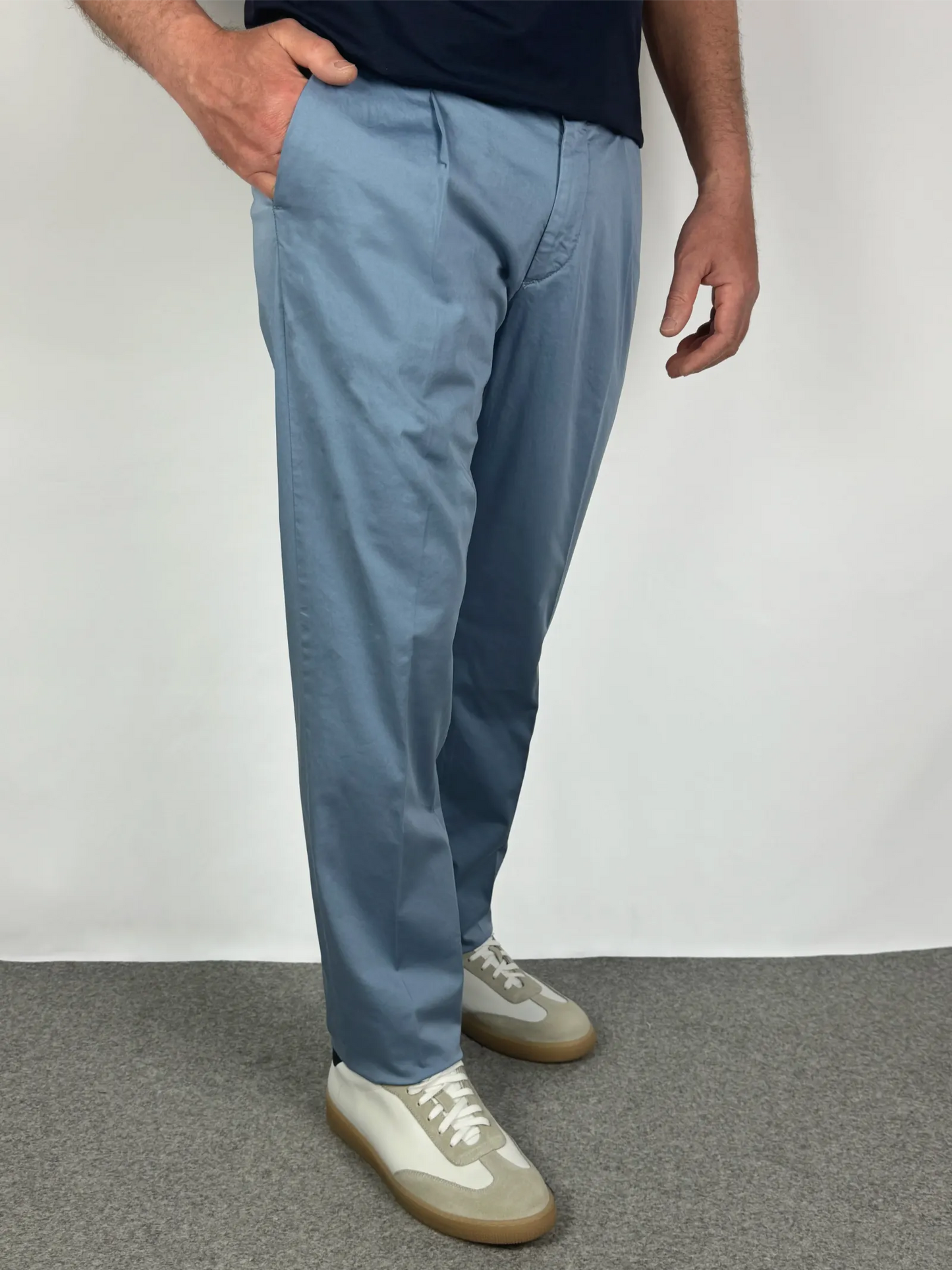 Vestibilità pantalone in cotone rasato azzurro chiaro - Archivio Tessile