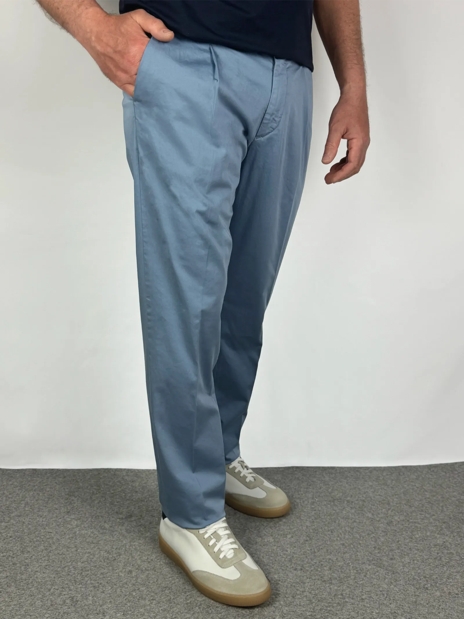 Vestibilità pantalone in cotone rasato azzurro chiaro - Archivio Tessile