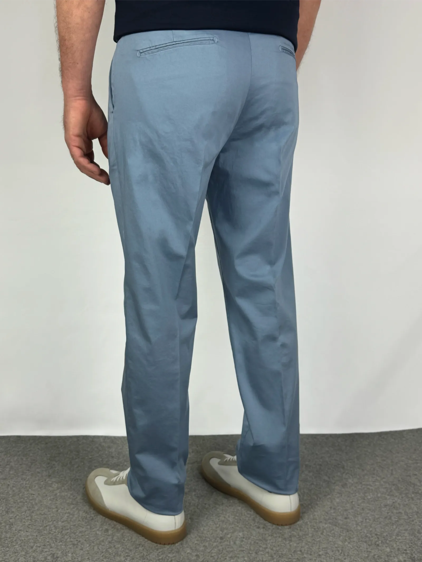 Vestibilità posteriore pantalone in cotone rasato azzurro chiaro - Archivio Tessile