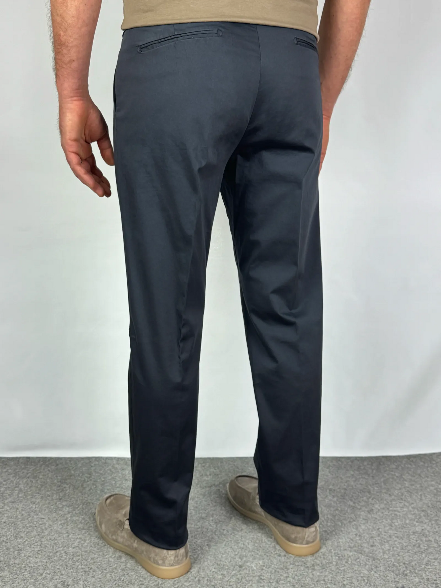 Vestibilità posteriore pantalone in cotone rasato blu notte Made in Italy - Archivio Tessile