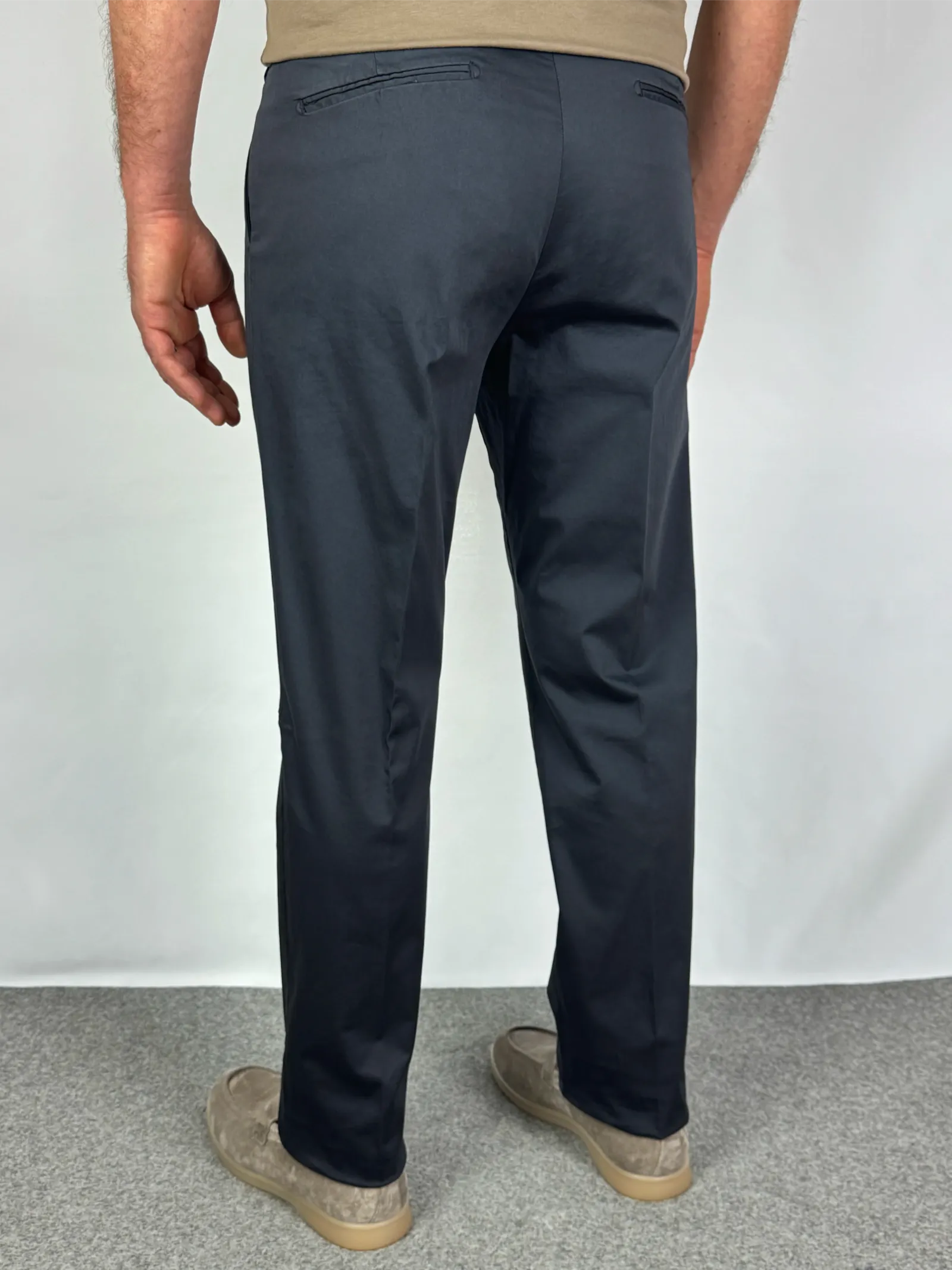 Vestibilità posteriore pantalone in cotone rasato blu notte Made in Italy - Archivio Tessile