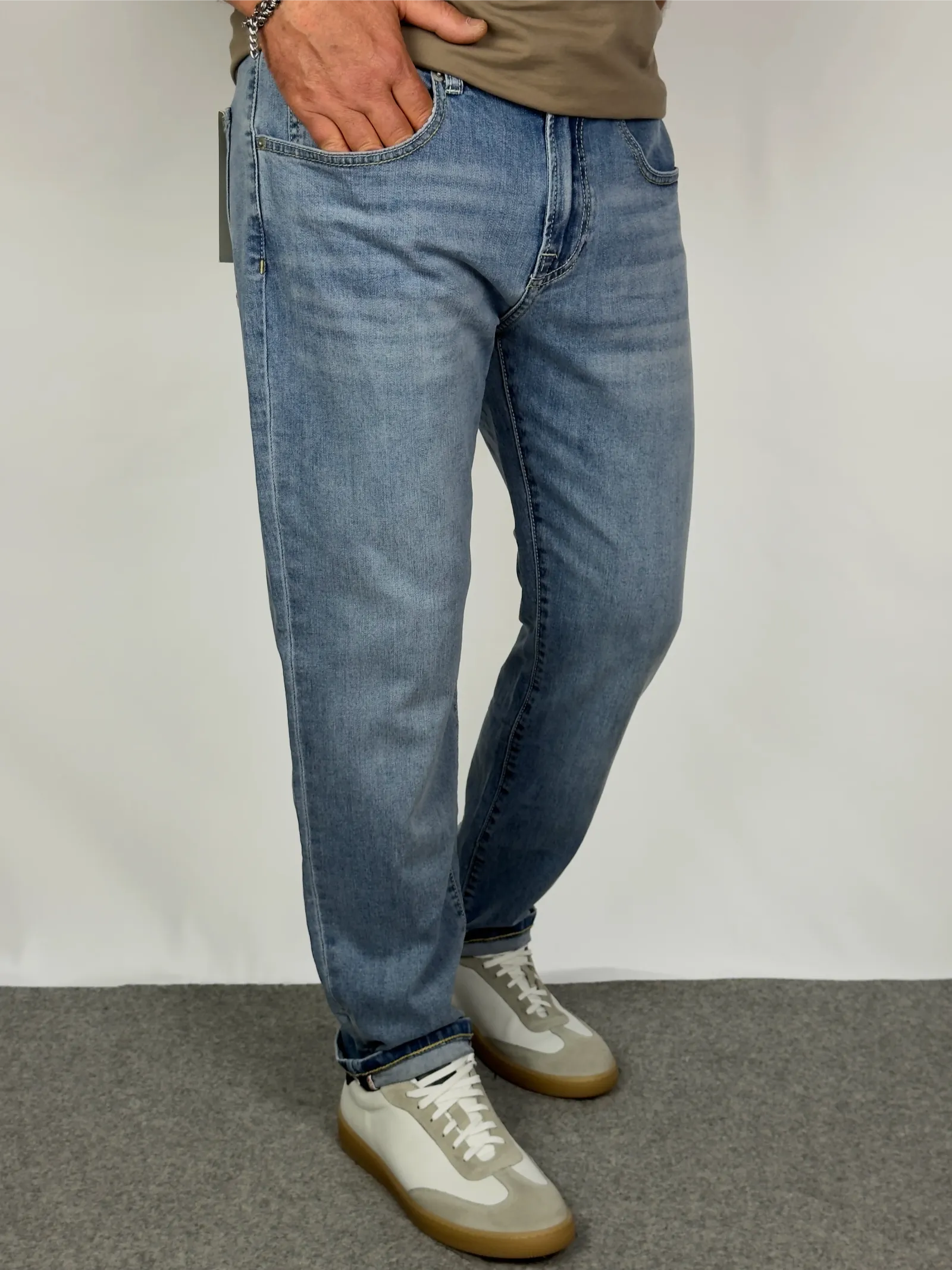 Dettaglio vestibilità frontale jeans carrot - Archivio Tessile