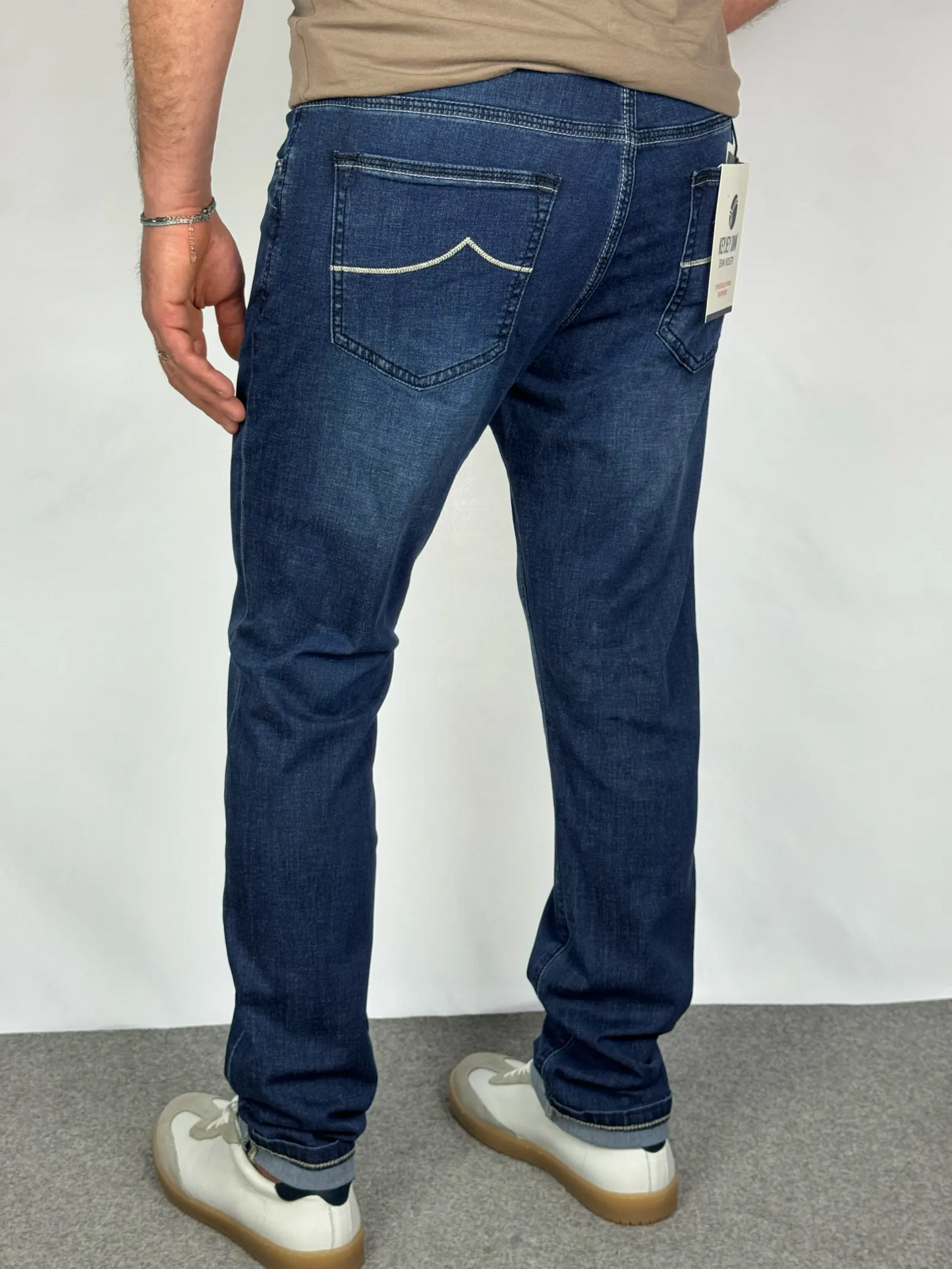 Dettaglio vestibilità posteriore jeans slim fit blu - Archivio Tessile