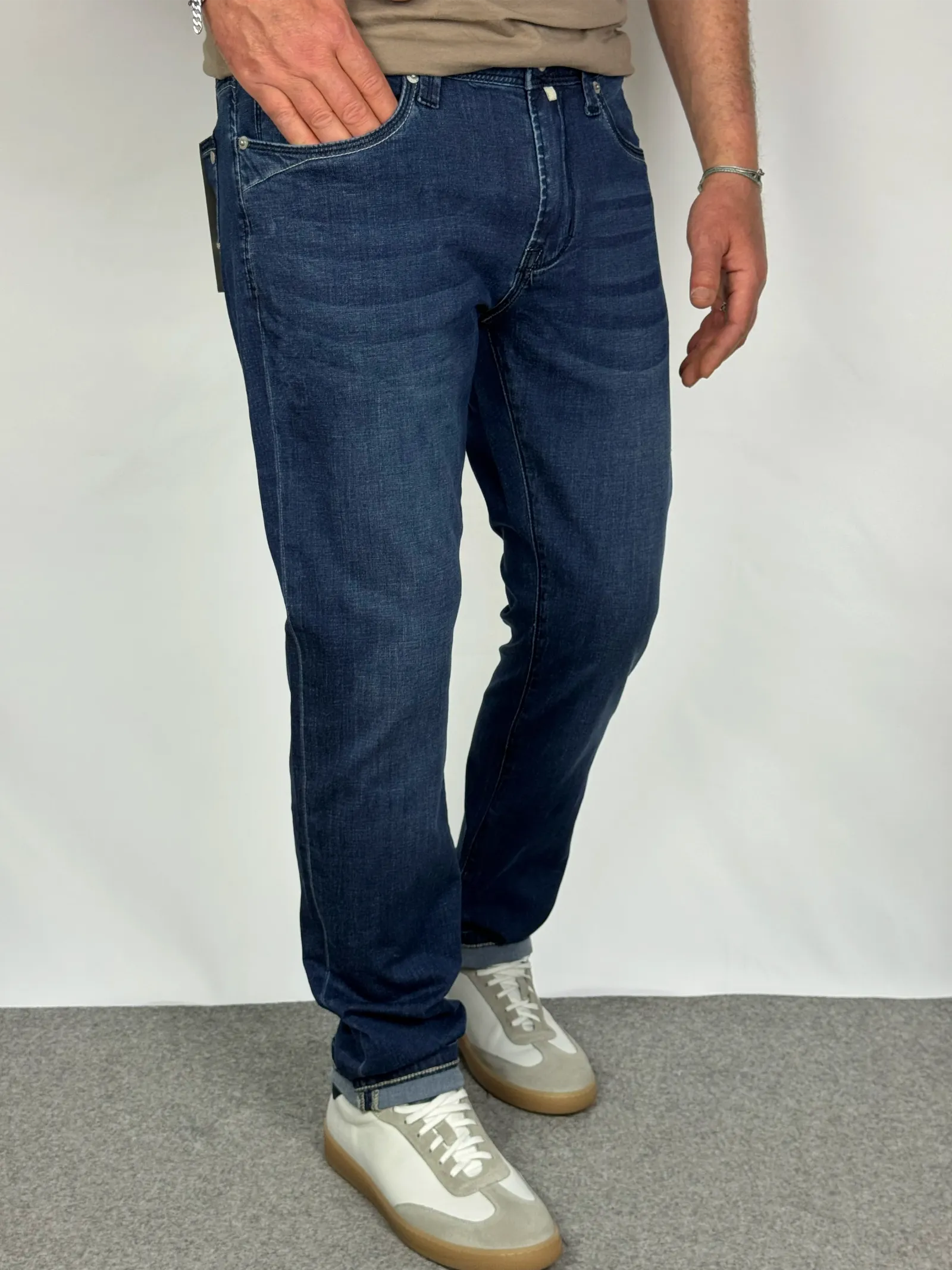 Dettaglio vestibilità jeans slim fit blu - Archivio Tessile