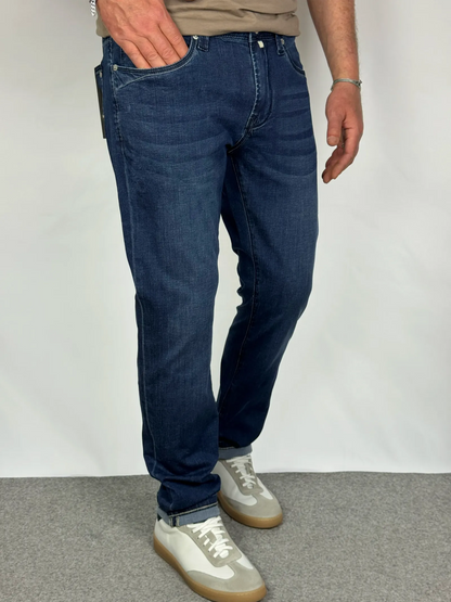 Dettaglio vestibilità jeans slim fit blu - Archivio Tessile