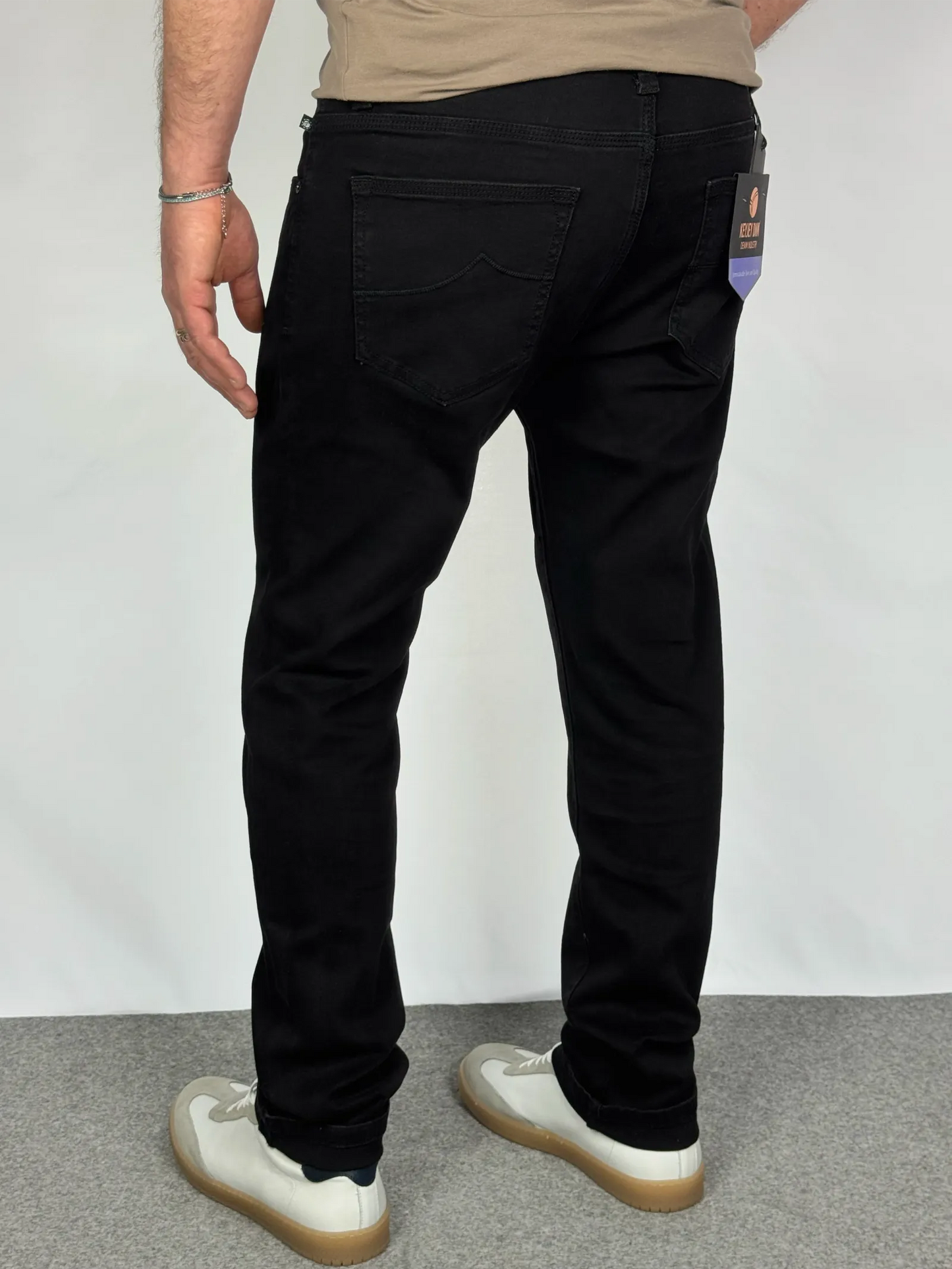 Dettaglio vestibilità posteriore jeans slim fit nero - Archivio Tessile