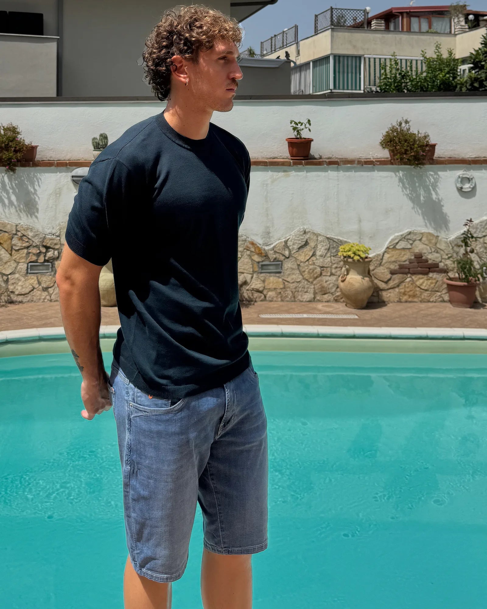 Total look maglia girocollo blu petrolio e bermuda denim chiaro - Archivio Tessile