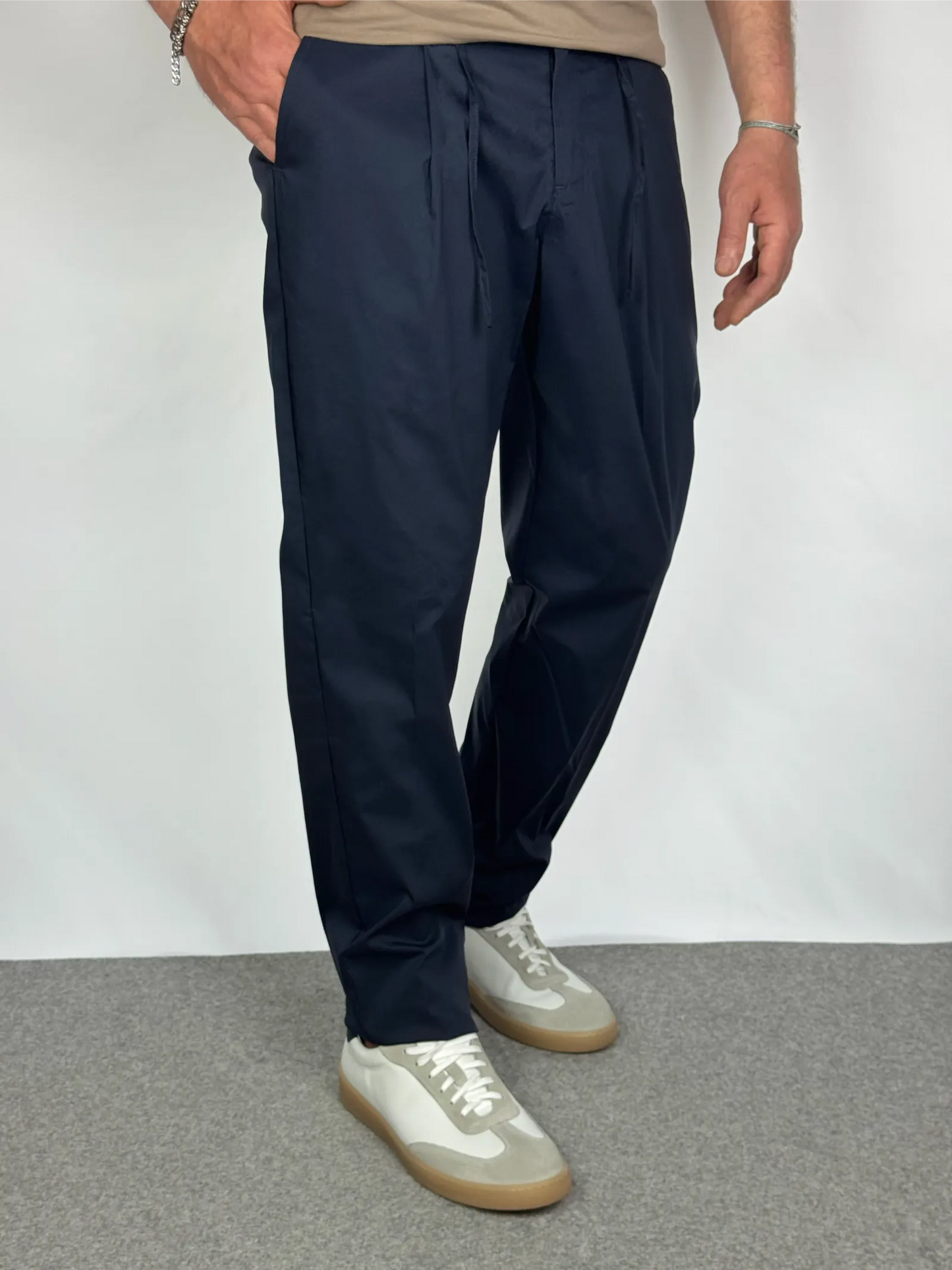 Dettaglio vestibilità pantalone cintura elastica blu - Archivio Tessile