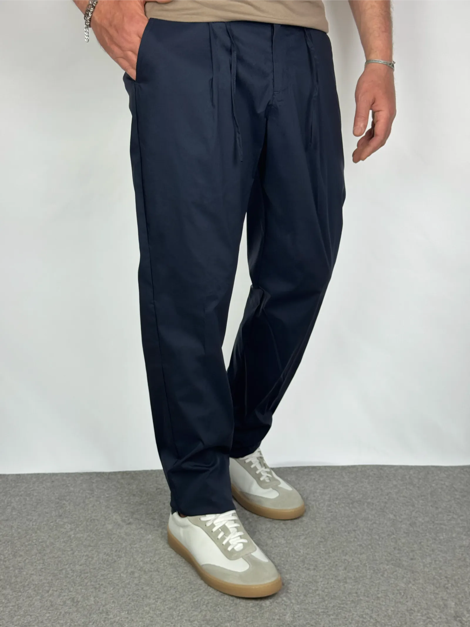 Dettaglio vestibilità pantalone cintura elastica blu - Archivio Tessile