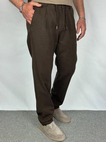 Dettaglio vestibilità pantalone in misto lino marrone "Tonga" - Archivio Tessile